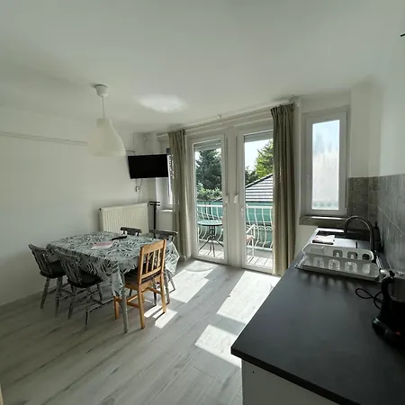 Lena Apartmanhaz شقة بالاتوليلّي