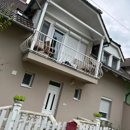 Lena Apartmanhaz بالاتوليلّي