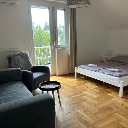 Lena Apartmanhaz شقة